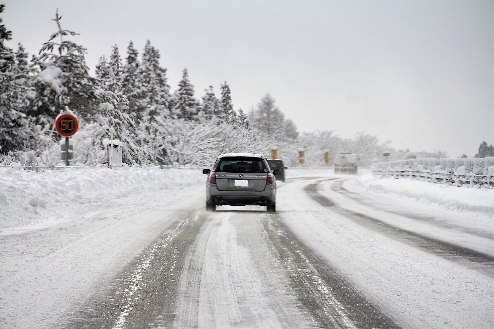 冬の高速道路】スタッドレスタイヤだけではNGになる？新たなチェーン規制｜カーチップス