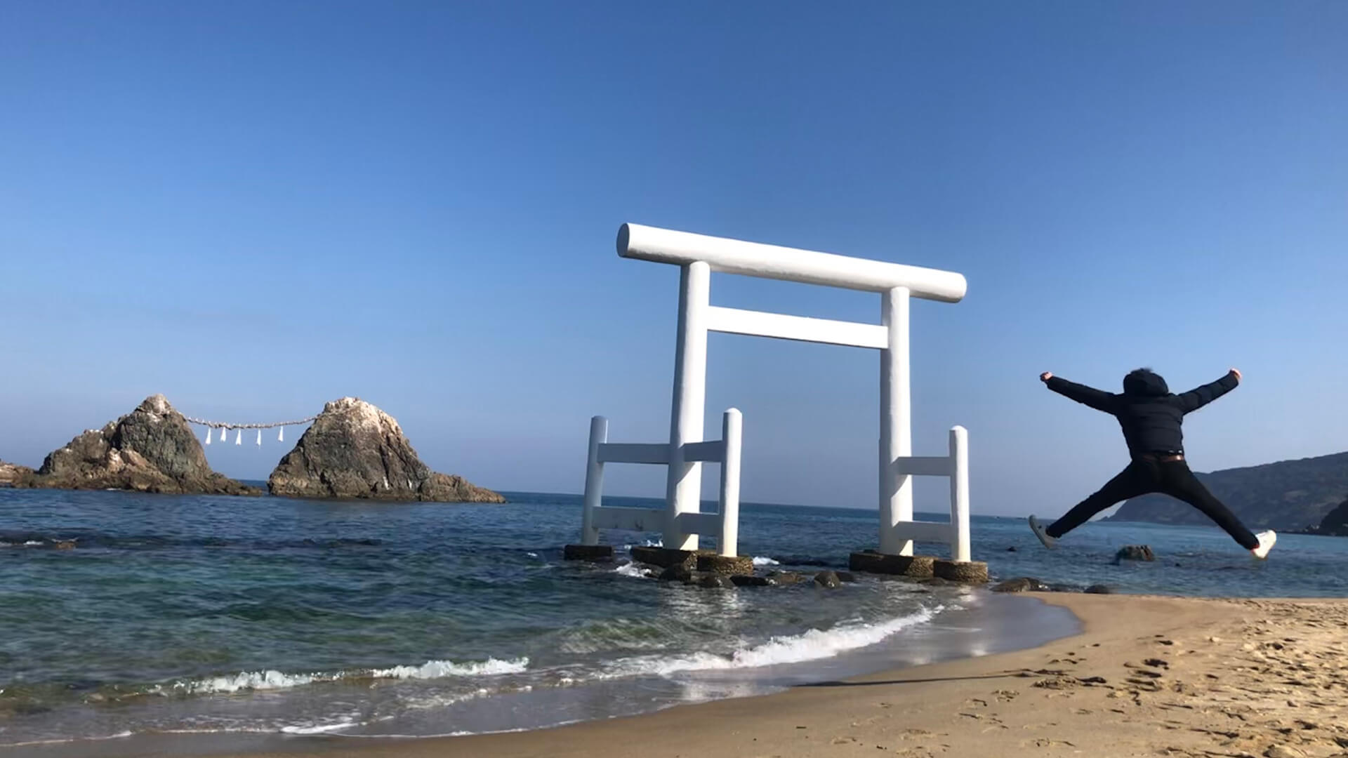 日本の渚百選に選ばれている桜井二見ヶ浦の夫婦岩