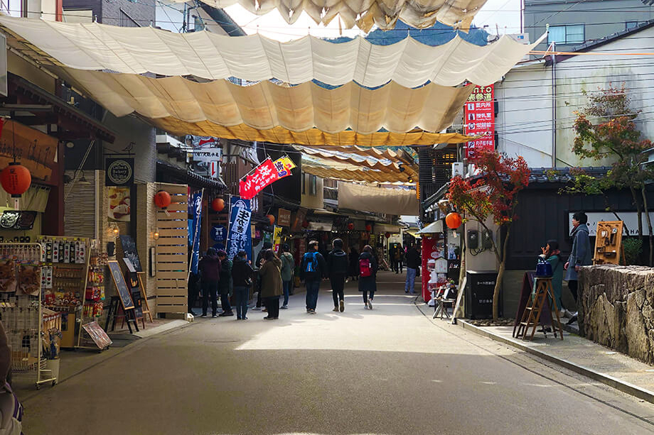 世界遺産の嚴島神社の商店街